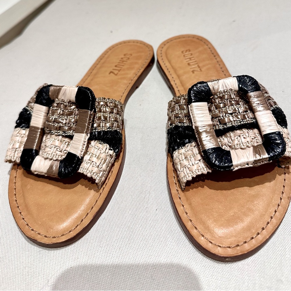 SCHUTZ Beige and Black Textured
Straw Buckle Flat Sandals Size 7.